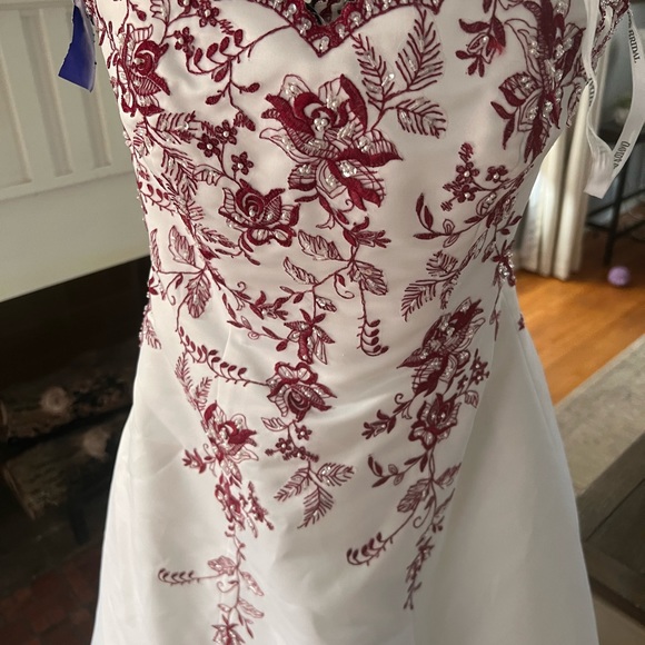 David’s Bridal Deep red accented wedding dress with matching vail   Size 4 - Picture 6 of 15